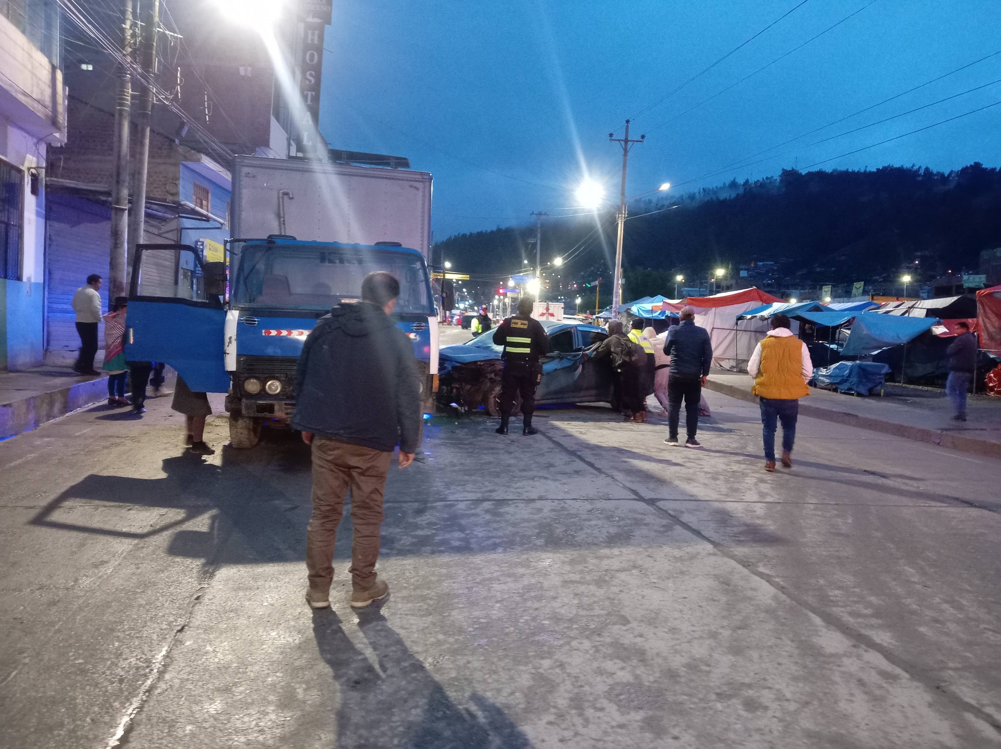 ACCIDENTE EN ANDAHUAYLAS: CONDUCTOR QUE HABRÍA ESTADO EBRIO PROTAGONIZA DOBLE CHOQUE Y TERMINA IMPACTANDO CONTRA CAMIÓN